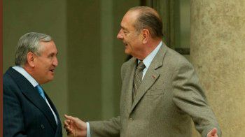 Jean-Pierre Raffarin (po lewej) i Jacques Chirac w Pałacu Elizejskim