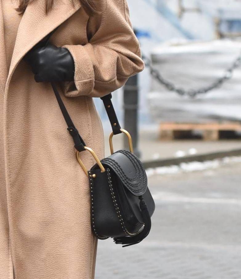 Kinga Rusin w beżowym płaszczu