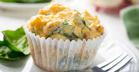 Muffiny nie tylko na słodko. Proponujemy z serem, pomidorami i bazylią