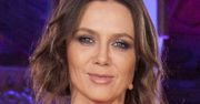 Kinga Rusin w czerwonej minisukience i zamszowych kozakach za kolana. Postawiła na bardzo kobiecą stylizację [zdjęcia]