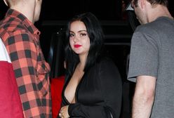 "Współczesna rodzina": Ariel Winter eksponuje imponujący dekolt