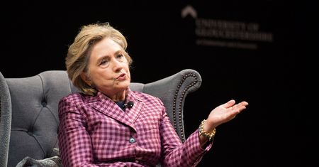 Hillary Clinton spadła ze schodów. "Przepraszam za spóźnienie, ale złamałam palec"