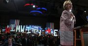 Hillary Clinton w płaszczu od Armaniego wywołała burzę w sieci. Jak powinni ubierać się politycy?
