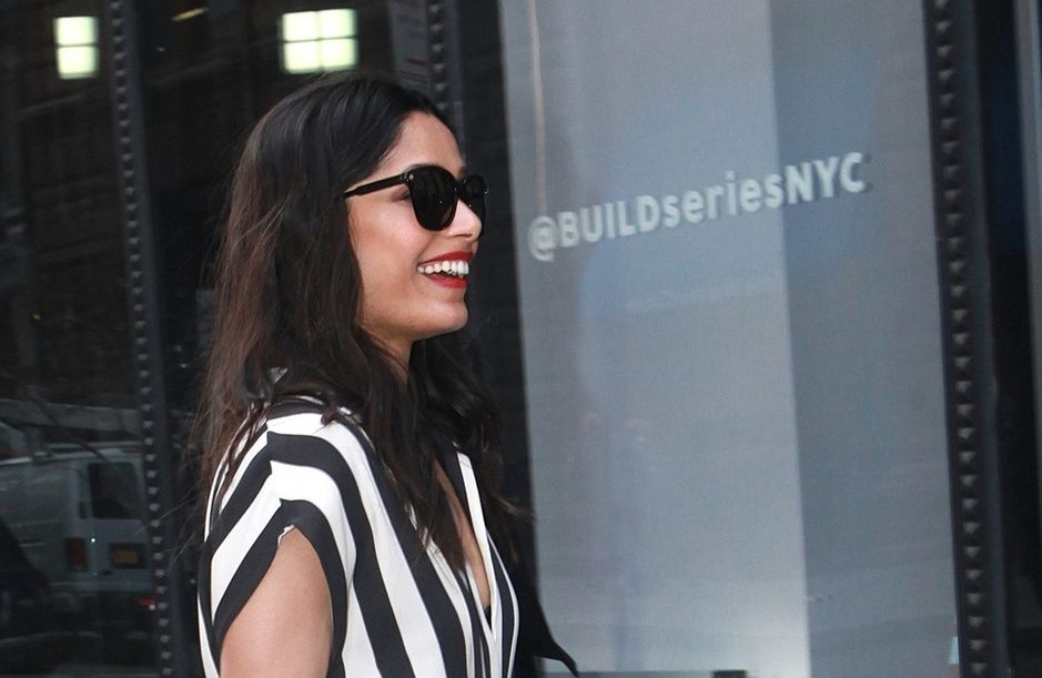 LOOK OF THE DAY: Freida Pinto w paskach Akris