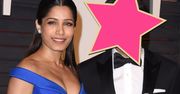 Freida Pinto w kobaltowej kreacji na imprezie po Oscarach. Po raz pierwszy pokazała się z nowym, przystojnym parterem