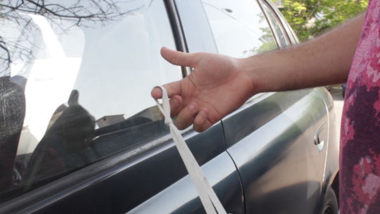 Jak otworzyć samochód z zatrzaśniętymi kluczykami?