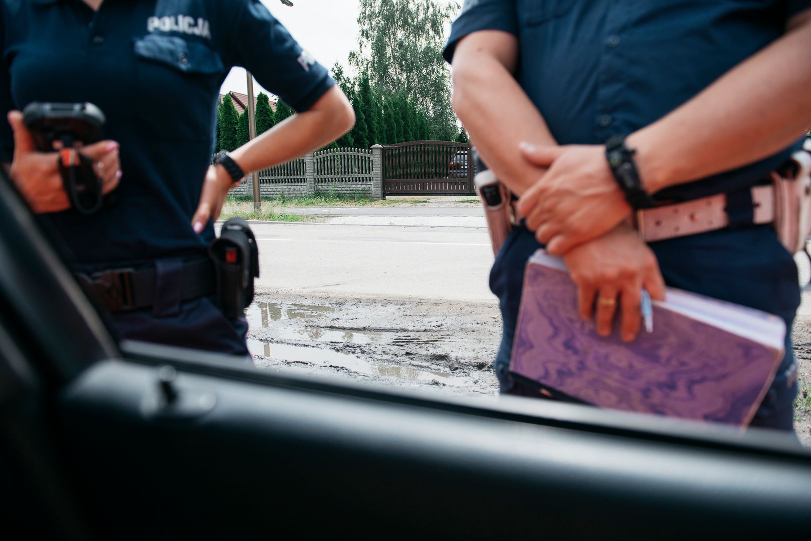 Patrolujący wieś policjanci.