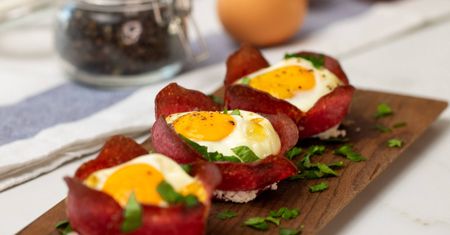 Jajeczne muffiny z salami