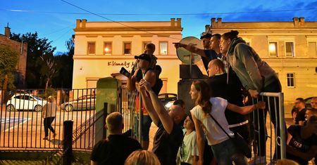Zabójstwo 10-latki z Mrowin. Tłum przed prokuraturą, poleciały kamienie