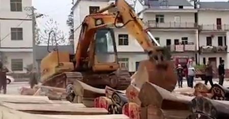 W chińskiej prowincji Jiangxi władze konfiskują i niszczą trumny. Mieszkańcy są załamani