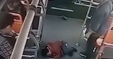 Pasażer autobusu rzucił 7-latkiem o ziemię. Niektórzy go bronią