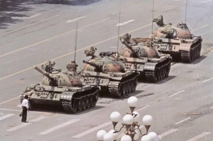 Zatrzymał kolumnę chińskich czołgów. Do dziś nie wiadomo, kim był mężczyzna