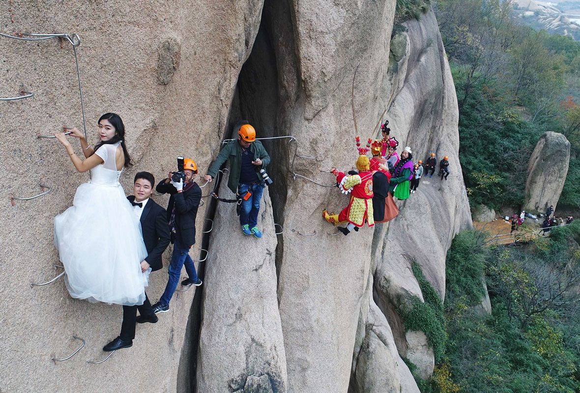 Fotografowi trzęsły się łydki, gdy próbował zrobić ujęcie. "Pannę młodą przywiązali metalową linką"