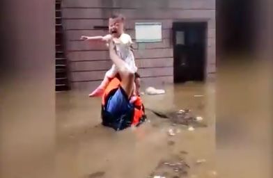 Powódź w południowych Chinach: dziesiątki zabitych. Wstrząsające wideo