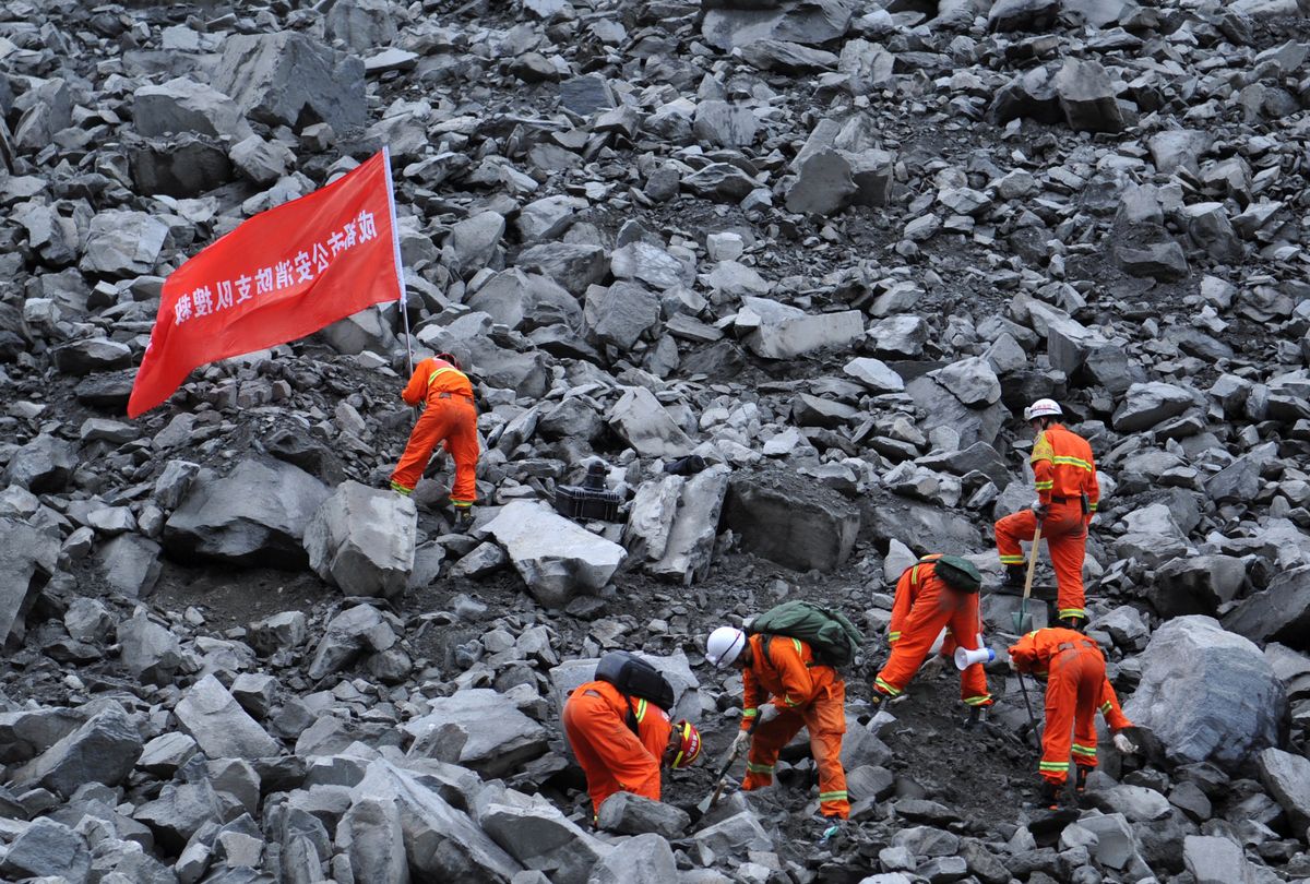 Gigantyczna akcja ratunkowa w Chinach. Lawina pogrzebała dziesiątki domów