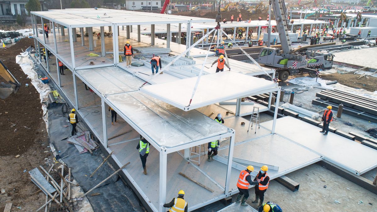 Tak wygląda szkielet tymczasowego szpitala w Wuhan. W krótkim czasie powstaną dwa takie obiekty - zaczną działać już w lutym