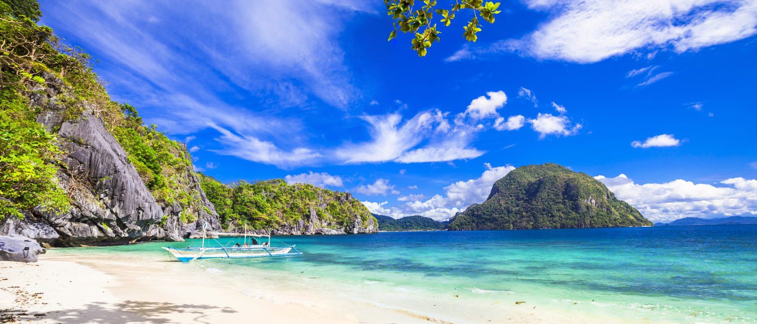 El Nido na Filipinach słynie z plaż białym piaskiem, raf koralowych oraz malowniczych wapiennych skał, porośniętych bujną roślinnością