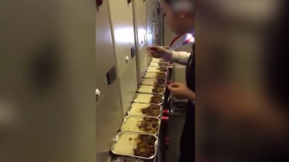 Stewardesa tanich linii Urumqi Air została zawieszona po opublikowaniu tego wideo