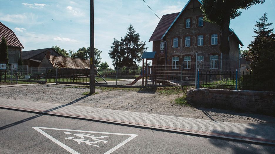 Mrowiny. Szkoła podstawowa, do której uczęszczała 10-letnia Kristina
