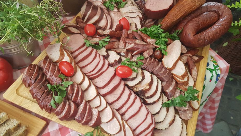 Wędliny i kiełbasy prosto od lokalnych producentów to dziś dobro pożądane.
