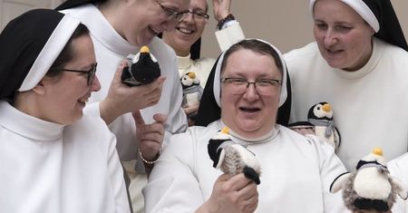 Siostry murem za Owsiakiem. "Zadzwonił do nas osobiście. Wypasione materace"