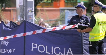 Zwłoki przez kilka godzin znajdowały się na podwórku. Bo nie miał kto stwierdzić zgonu