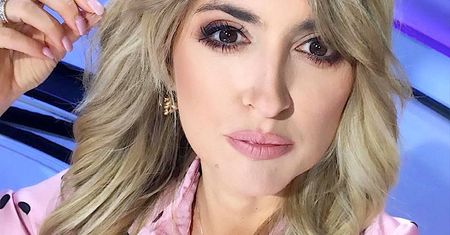 45-letnia Karolina Szostak w krótkich spodenkach śmiga po ogrodzie z wielką maszyną. "Forma wyborna"