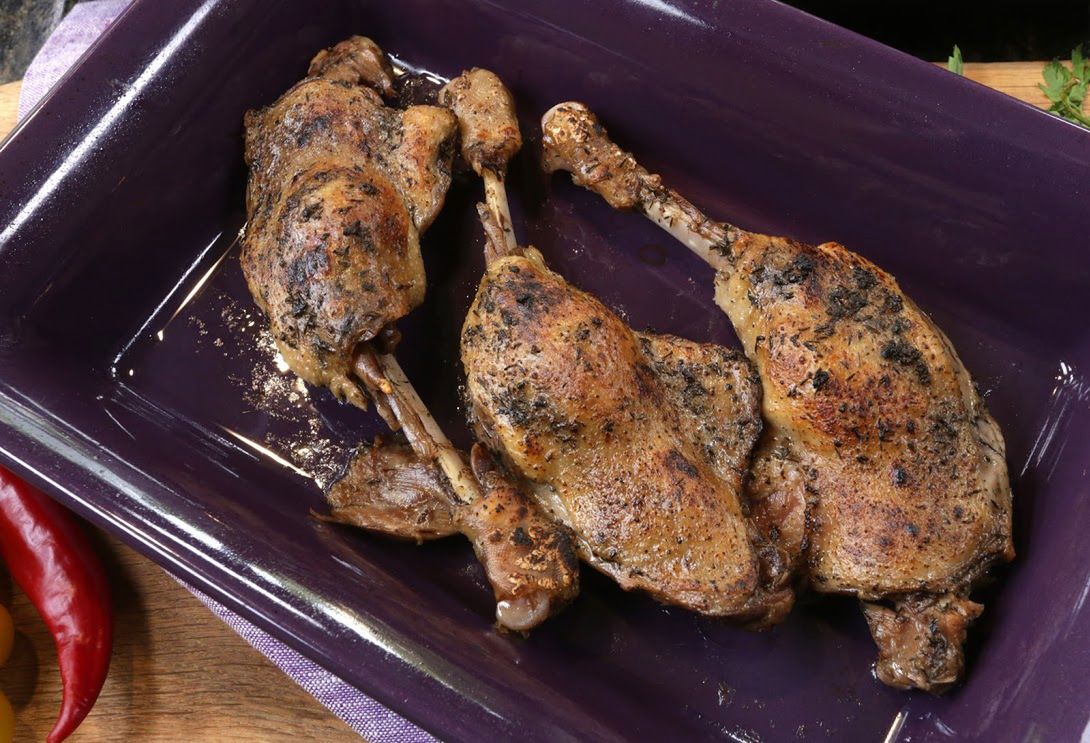 Gęsie nóżki confit z modrą kapustą. Specjalność Ewy Wachowicz