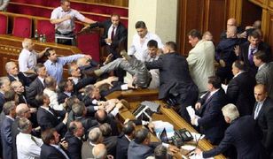 Przepychanki między ukraińskimi deputowanymi. Blokada trybuny parlamentarnej