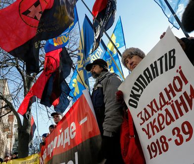 Ukraińscy nacjonaliści przed polską ambasadą. Są przeciwni nowelizacji ustawy o IPN