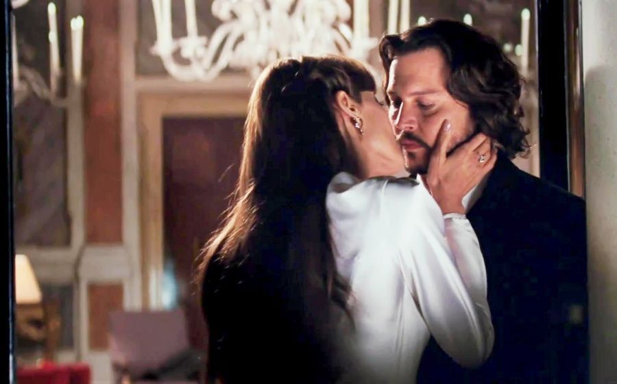 Johnny Depp kisses Angelina Jolie
