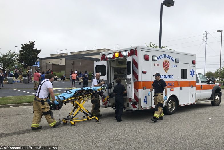 Ratownicy medyczni przewożą rannych strzelaniny w Walmarcie do szpitala 30 lipca 2019 roku
