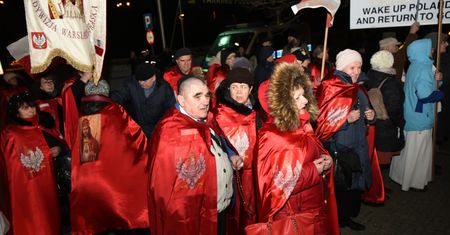 Toruń. Protest przeciwko wystawie artystki. Wspólna modlitwa i różaniec