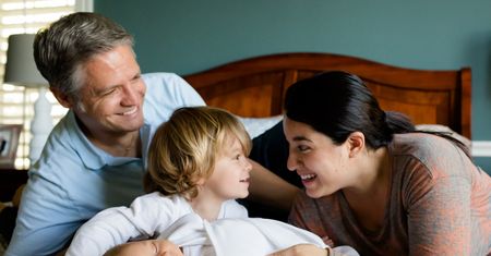 Ojcowie szczęśliwsi niż matki. Badania jasno pokazały, kto bardziej cieszy się z rodzicielstwa