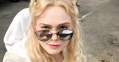 Elle Fanning wzięła mamę do pracy. Filmową