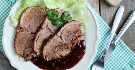 Pieczona pierś z gęsi z dodatkiem borówek