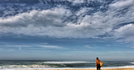 Francja. Atlantyk wyrzuca na plaże niebezpieczne paczki. Policja prosi o pomoc