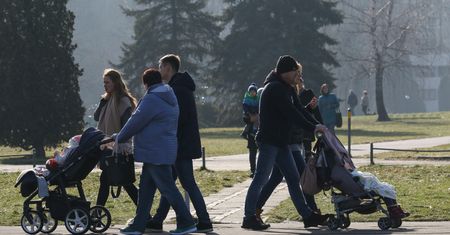 Rodzice mają lepiej. Dzięki różnym dodatkom i programom dostają nawet 130 proc. pensji