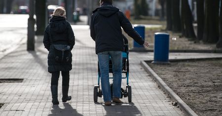 Rodzice i nianie niezbyt zainteresowani wsparciem. Spada liczba rejestracji w ZUS-ie