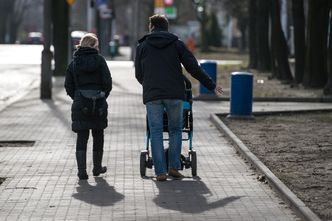 Rodzice i nianie niezbyt zainteresowani wsparciem. Spada liczba rejestracji w ZUS-ie