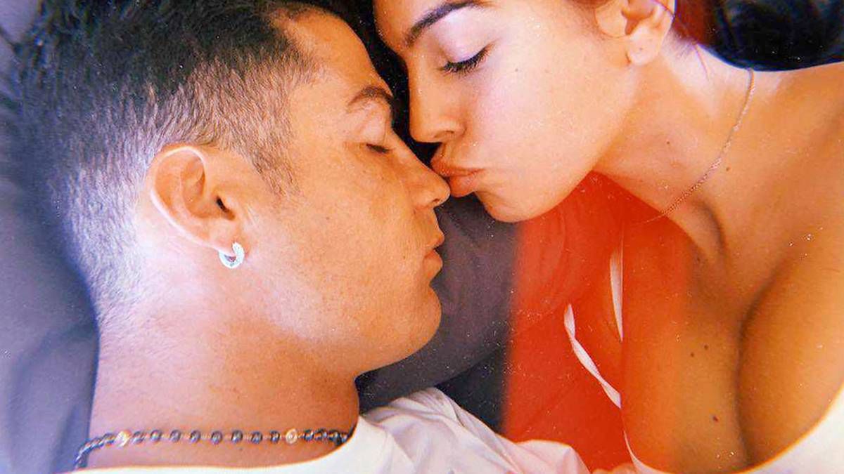 Ciepłe kapcie i czerwone body z koronki, a to wszystko przy pięknej choince. Tak narzeczona Ronaldo celebruje święta