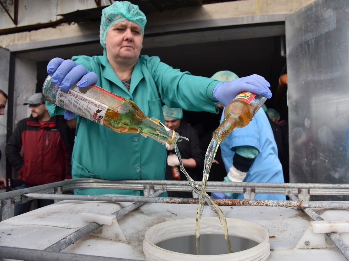 Ukraińskie władze zniszczyły 14 ton nielegalnych alkoholi.