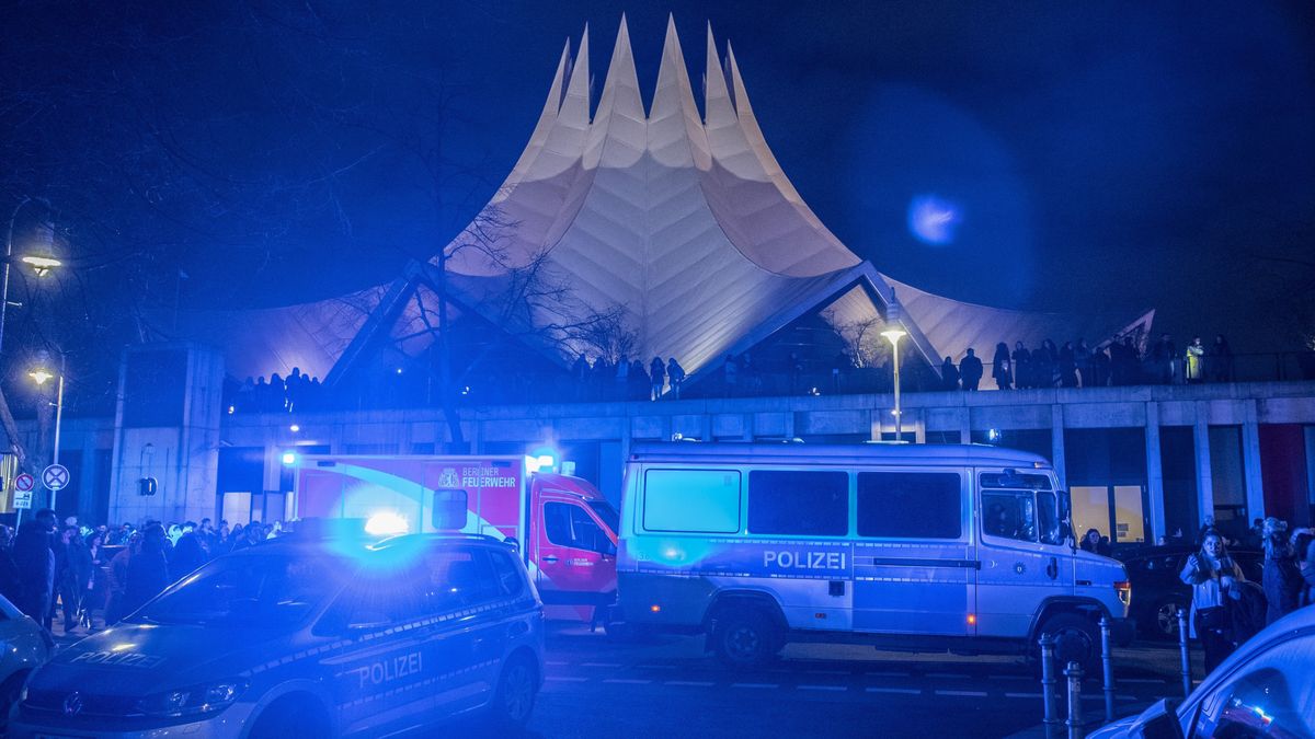 Policja i służby ratunkowe pod halą Tempodrom