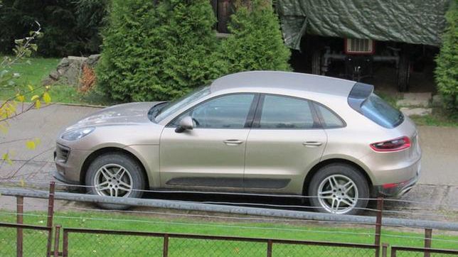 Porsche Macan proboszcza przed kościołem w Kasinie Wielkiej