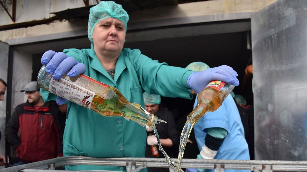 Ukraińskie władze zniszczyły 14 ton nielegalnych alkoholi.