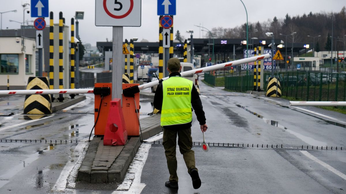 Zorganizowane grupy wysyłają do Polski busy z "ukraińskimi turystami" po sprzęt RTV-AGD. Twórcy procederu odzyskują VAT, choć towar nigdy nie opuszcza kraju.