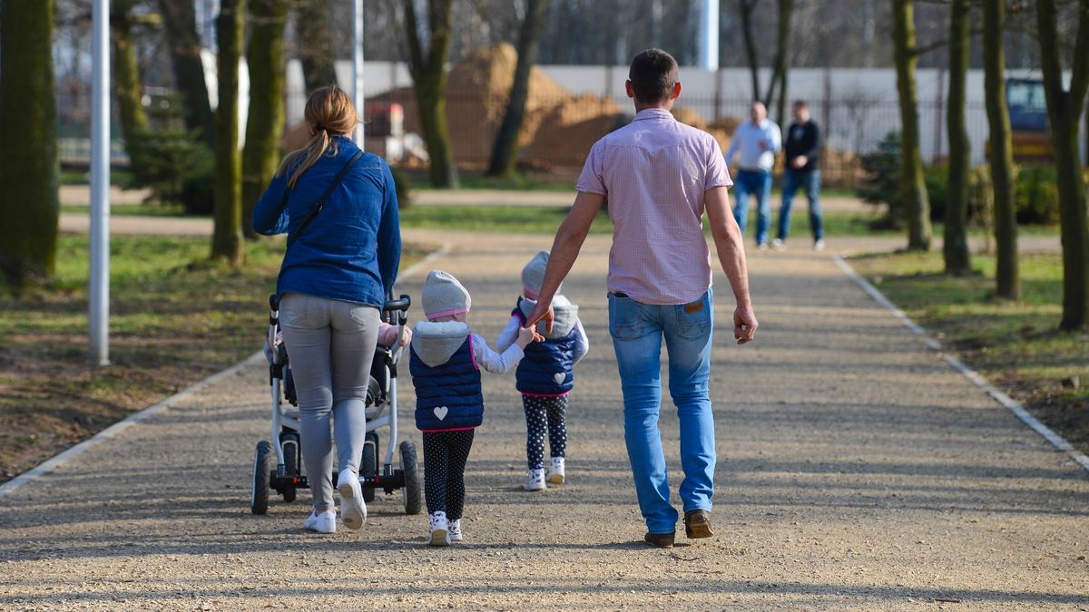 Świadczenie uzupełniające jest przeznaczone dla rodziców, którzy wychowali co najmniej czworo dzieci i dziś nie dostają emerytury minimalnej