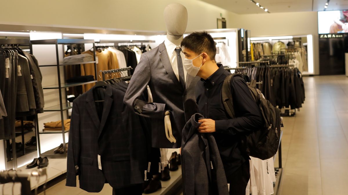 Garnitury znów potrzebne. Pracownicy w Chinach wracają do pracy