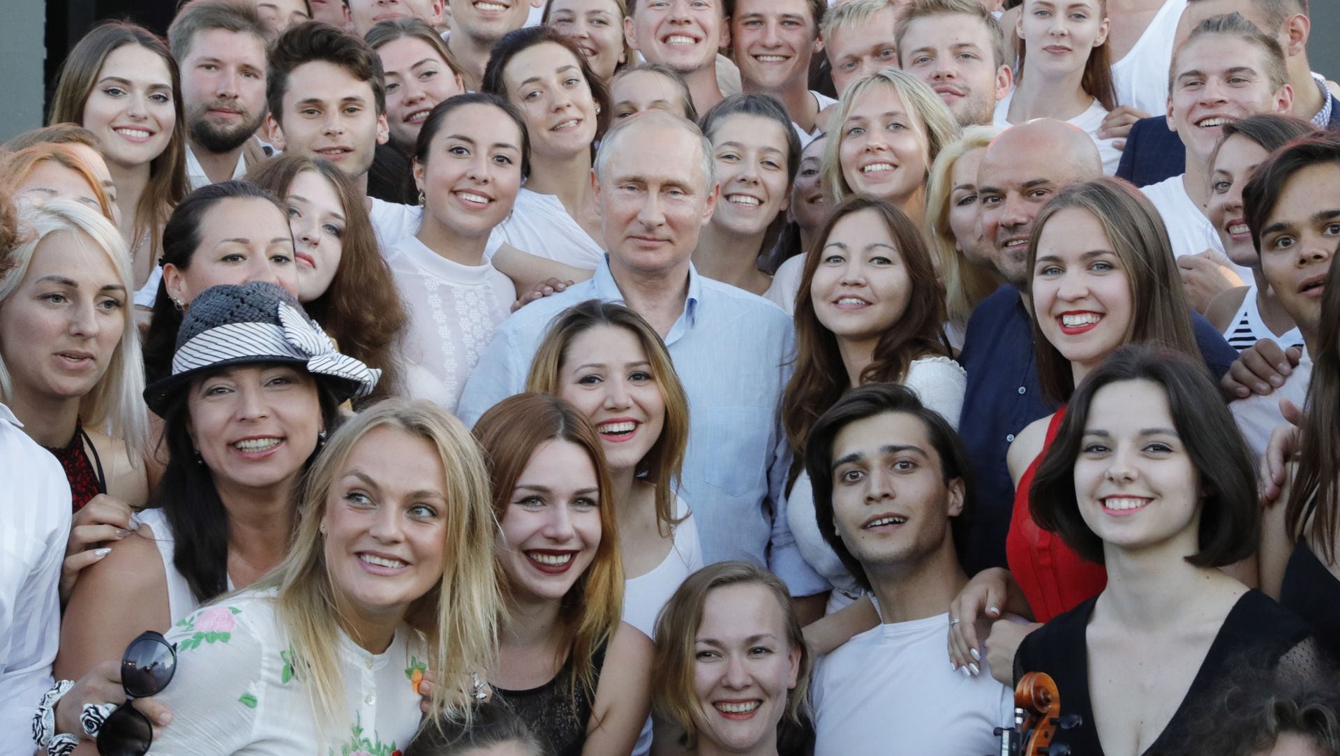 Prezydent Rosji Władimir Putin w otoczeniu młodzieży na Krymie