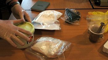 Amfetamina, broń, amunicja oraz przyrządy do dzielenia narkotyków na porcje